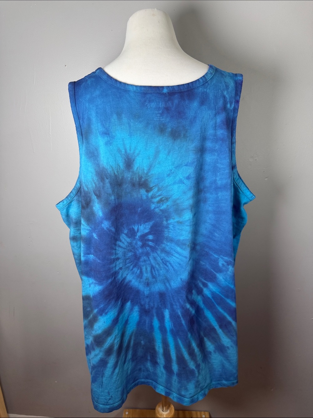 Women’s Blue Tie-Dye Sleeveless V-Neck Button Tank - Picture 4 of 7